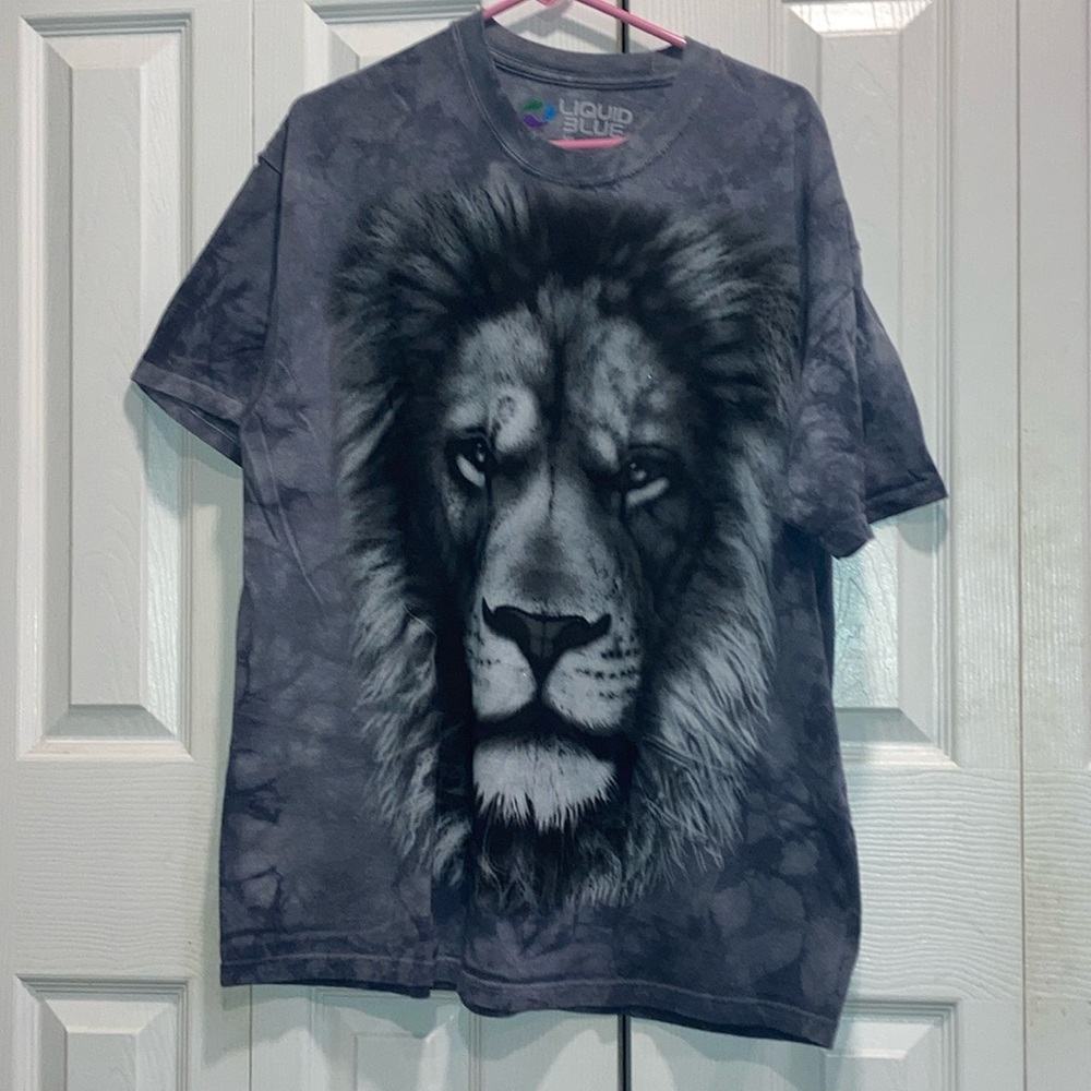Liquid Blue Men's Lion Glare tee size XL